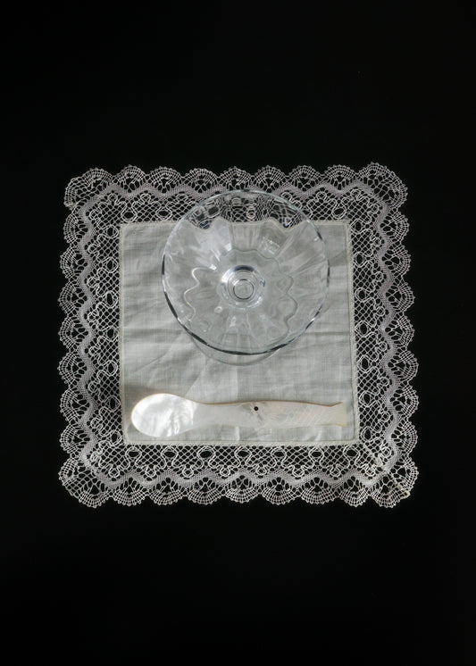 Vintage lace square mat