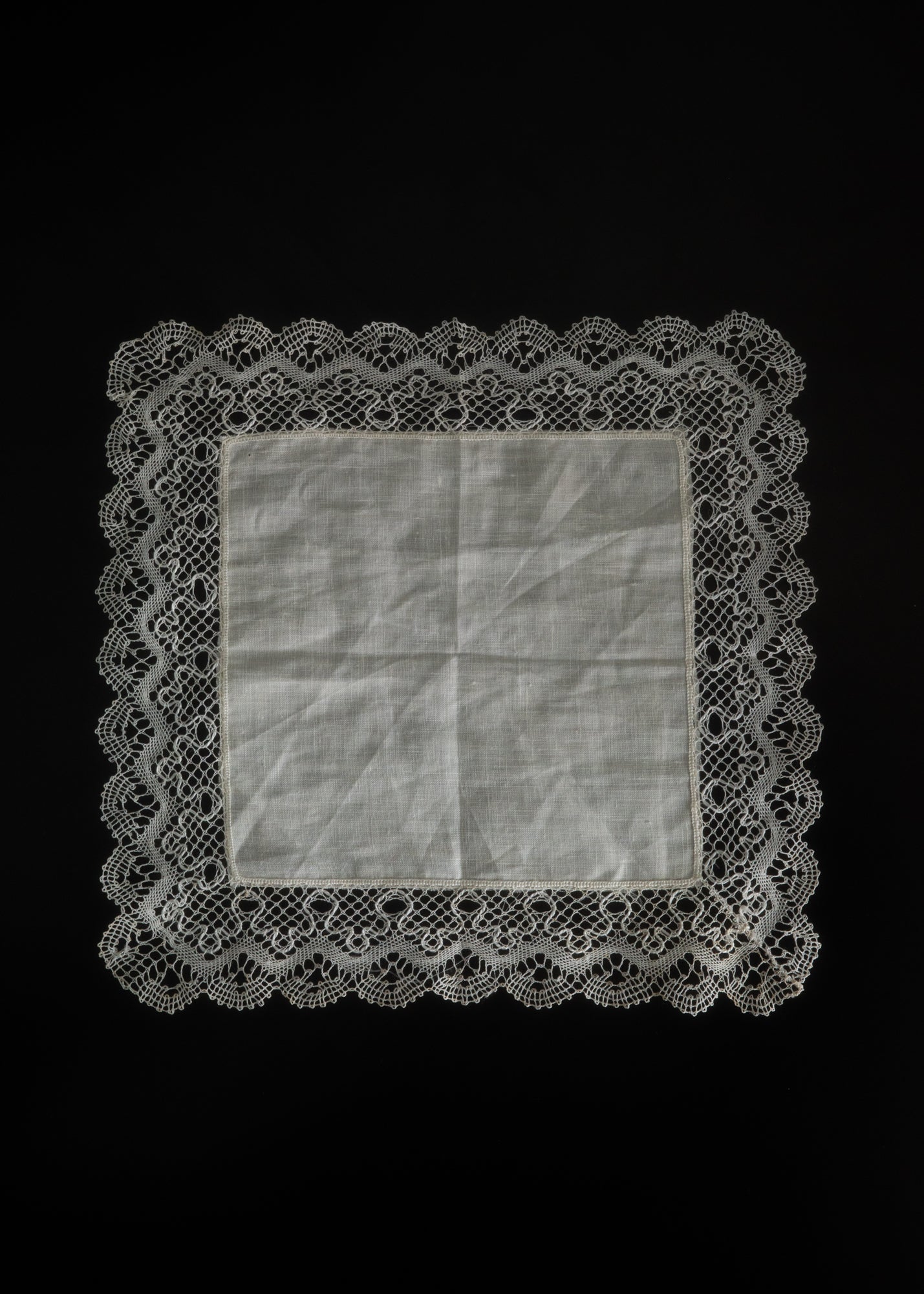 Vintage lace square mat
