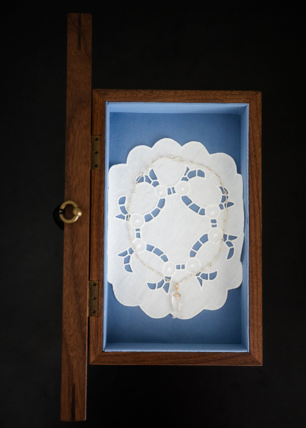 Lagoon lace circle mat